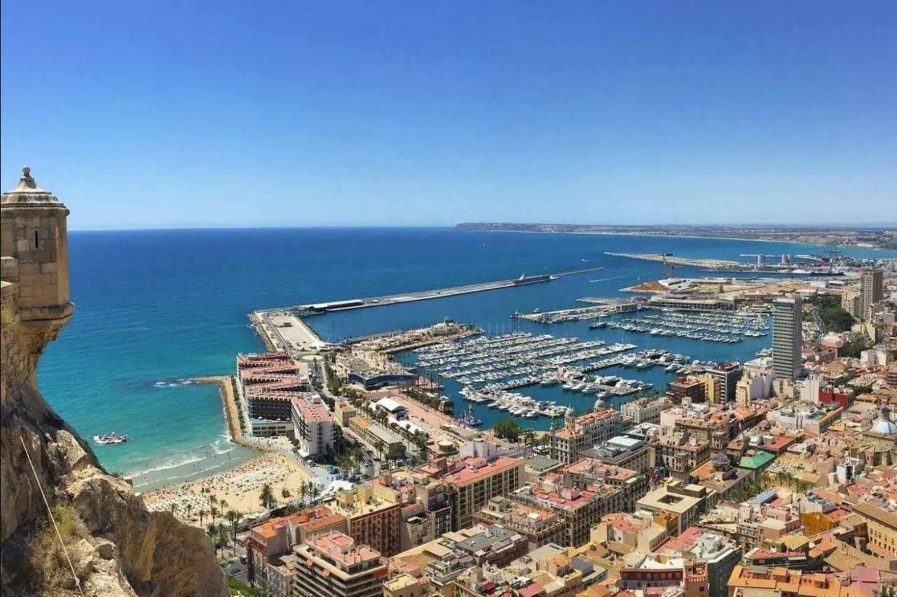 Atico Con Terraza En El Centro De Alicante Apartment Luaran gambar
